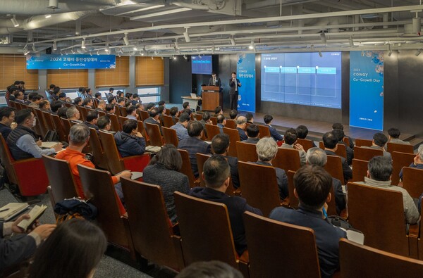 사진제공=코웨이 / '2024년 코웨이 동반성장데이' 행사에서 김기배 코웨이 구매실장이 파트너사 지원 정책을 설명하고 있는 모습