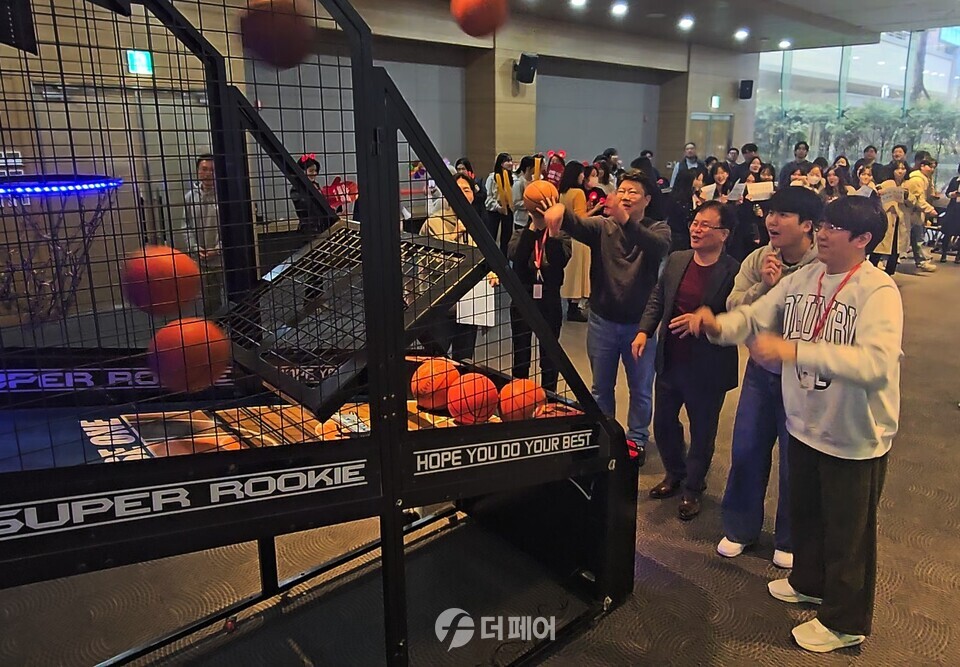 지난달 29일 NS홈쇼핑 강당에서 열린 ‘우주오락실’에 행사에서 조항목 대표이사가 임직원과 함께 농구 슈팅 게임을 하고 있다. / 사진제공=NS홈쇼핑