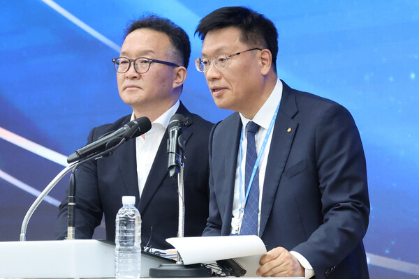 4일 오후 서울 강남구 새마을금고중앙회에서 이승권 새마을금고중앙회 검사감독2본부장(오른쪽)과 이호진 금융감독원 중소금융검사2국장이 대구 수성새마을금고의 양문석 후보자 편법 대출 의혹과 관련해 금융감독원과 금고중앙회의 공동 검사 내용에 대해 브리핑하고 있다. / 사진=연합뉴스