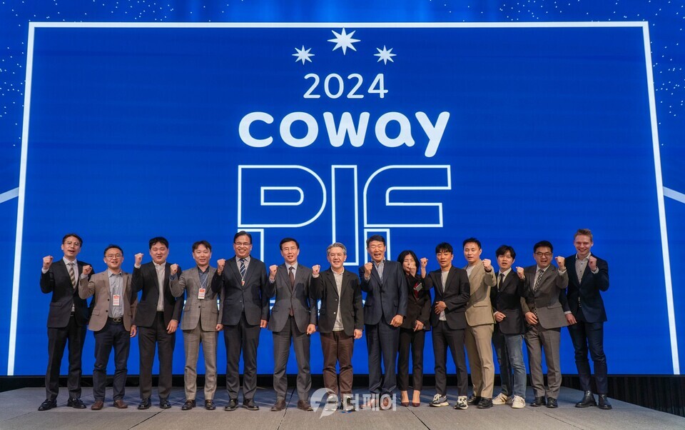 코웨이가 지난 4일 서울 구로구 지타워 코웨이 본사에서 ‘2024 코웨이 파트너사 혁신 대회(Partners Innovation Fair)’를 개최했다. 이날 행사에 참석한 서장원 코웨이 대표이사(왼쪽 일곱 번째), 박치형 동반성장위원회 운영처장(왼쪽 여섯 번째)와 파트너사 대표들이 기념사진을 촬영하고 있다. / 사진제공=코웨이