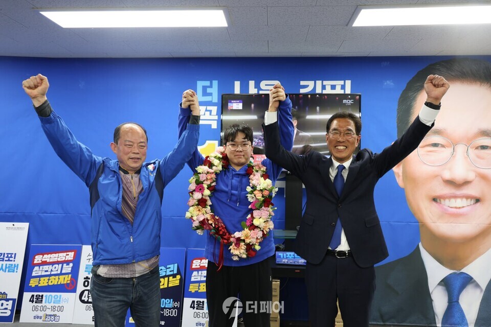 제22대 총선 김포시갑에 출마한 더불어민주당 김주영 당선인이 당선을 확정짓고 기뻐하고 있다. / 사진제공=김주영 당선인 선거캠프