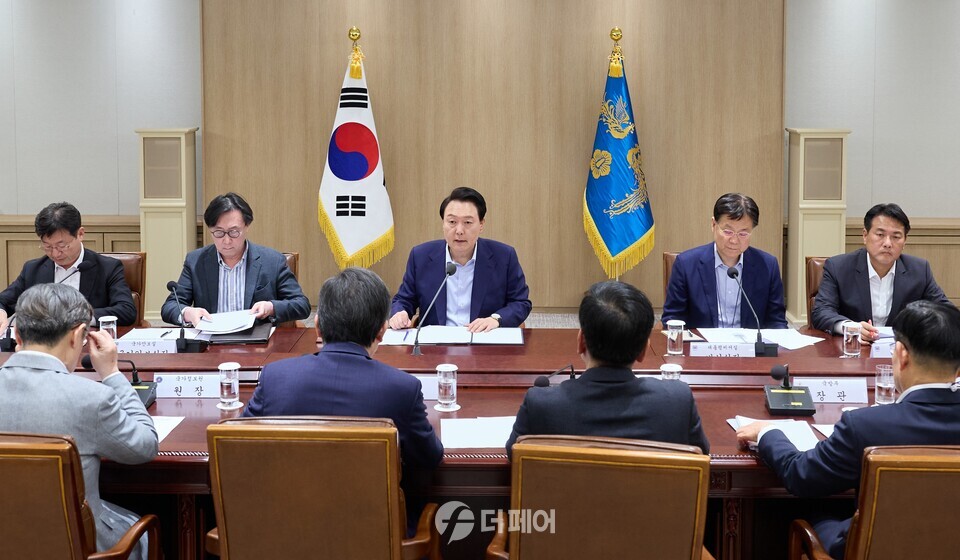 윤석열 대통령이 4월 14일 서울 용산 대통령실 청사에서 열린 '중동 사태에 따른 긴급 경제·안보 회의'에서 발언하고 있다. / 사진제공=대통령실