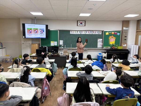 사진제공=충주시 /  충주시 중앙탑 초등학교에서 행해진 2024년 찾아가는 안전문화교육 현장 사진