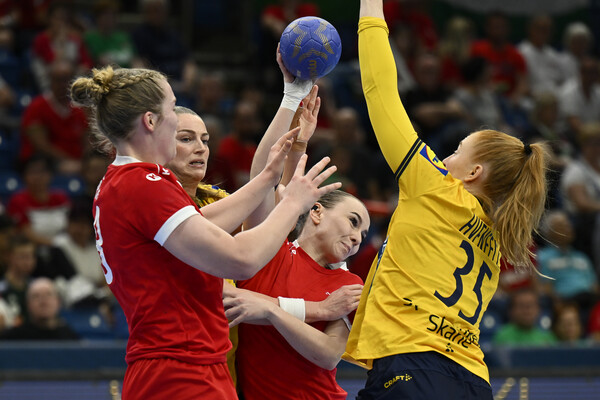 2024 파리올림픽 여자 핸드볼 최종예선에서 영국(붉은색)과 스웨덴(노란색) 간의 경기 주요 장면 / 사진=AP/연합뉴스