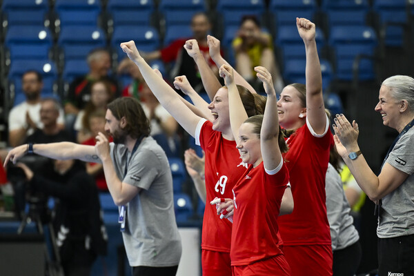 비록 기록적인 스코어로 완패했지만 한 점의 스코어에도 기뻐하는 영국 여자 핸드볼 대표팀 선수단 / 사진=AP/연합뉴스