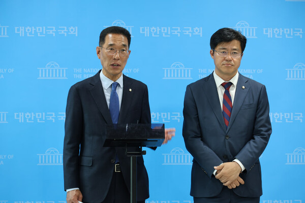 사진제공=김주영 의원실 / 5호선 김포 연장 예비타당성조사 면제를 촉구하는 김주영(좌), 박상혁(우) 의원