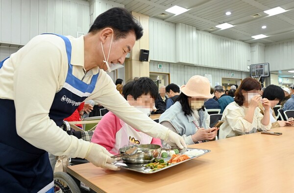 사진제공=의정부시 / '사랑나눔, 행복나눔 떡만둣국 봉사' 현장
