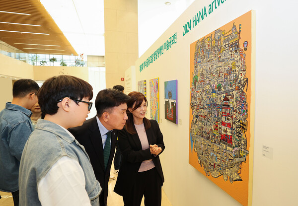 사진제공=하나금융그룹 / 함영주 하나금융그룹 회장(사진 오른쪽에서 두 번째)이 이날 아동·청소년 부문 대상 수상작인 손우진 작가의 "나의 안식처" 작품 앞에서 설명을 듣고 있다.
