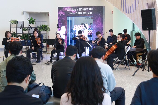 사진제공=LG유플러스 / LG유플러스 용산사옥에서 브릿지온 앙상블이 연주회를 하고 있는 모습