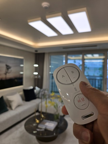 사진제공=포스코이앤씨 /원클릭 리모콘 사진