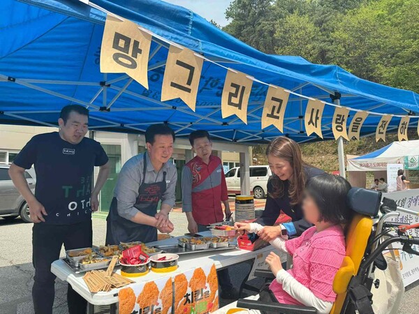 사진제공=BBQ / 향림재활운에서 펼친 치킨 기부활동 현장 사진