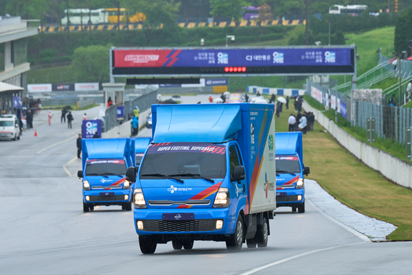 사진제공=CJ대한통운 / 지난 20일 용인 에버랜드 스피드웨이에서 열린 '2024 오네 슈퍼레이스 챔피언십' 개막전에서 CJ대한통운의 오네 택배 차량들이 퍼레이드 레이스를 하고 있는 모습