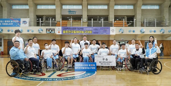 사진제공=코웨이 / 코웨이 블루휠스 농구단이 우승 후 기념촬영 하는 모습