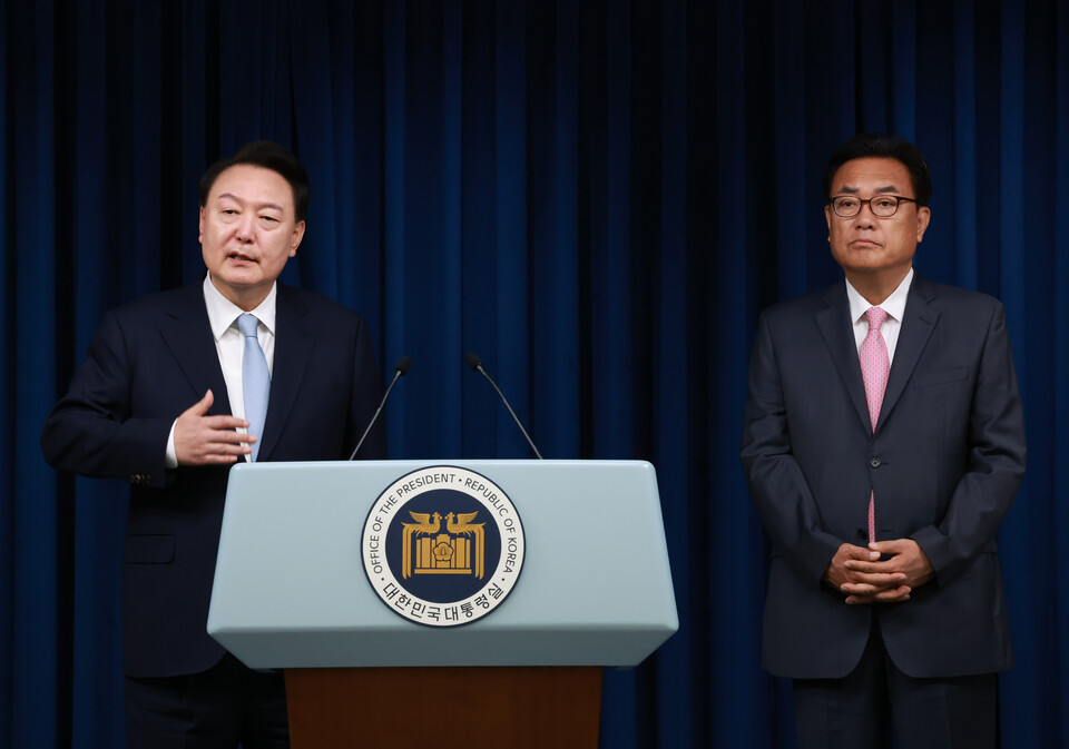 윤석열 대통령이 22일 서울 용산 대통령실 청사에서 직접 정진석 신임 대통령 비서실장을 소개하고 있다 / 사진=연합뉴스