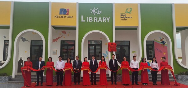 사진제공=KB국민은행 / 베트남 지역 주민과 청소년을 위한 'KB라이브러리' 선물