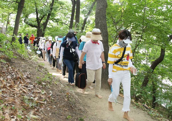 사진제공=충주시 / 지난 2023년 숲길 맨발걷기 행사 사진