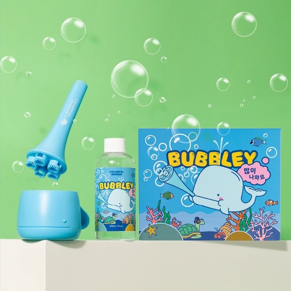 ‘컬러풀선데이’, (사)더함께새희망에 대표 제품 7,800개를 전달했다. / 사진제공= 어댑트