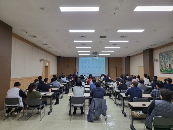 사진제공=롯데건설 / 서울 서초구 잠원동 소재 롯데건설 본사 대강당에서 품질혁신 아카데미 교육을 진행 중이다.