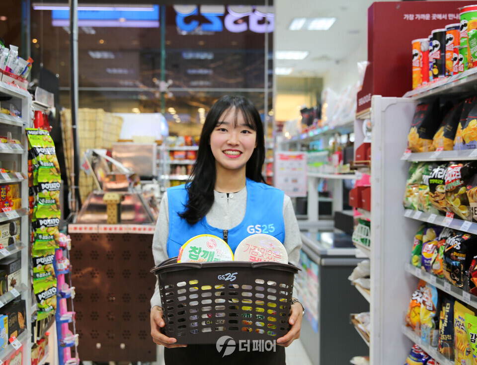 모델이 GS25에서 갓세일 행사상품이 담긴 바구니를 들고 있다. / 사진제공=GS25