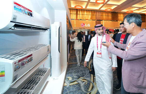 사진제공=LG전자 / LG전자 이일환 중동·아프리카지역대표(오른쪽 맨 앞)가 UAE 아부다비에서 열린 'LG 쇼케이스 2024'에 참석해 현지 거래선과 만나 LG전자의 에어 솔루션을 소개하고 있다.
