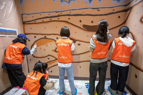 사진제공=호반그룹 / 호반사랑나눔이, 서울대공원 벽화 그리기 봉사활동 모습. 호반그룹 임직원 자녀들이 서울대공원 야생동물관에서 노후된 외벽에 벽화를 그리고 있다.