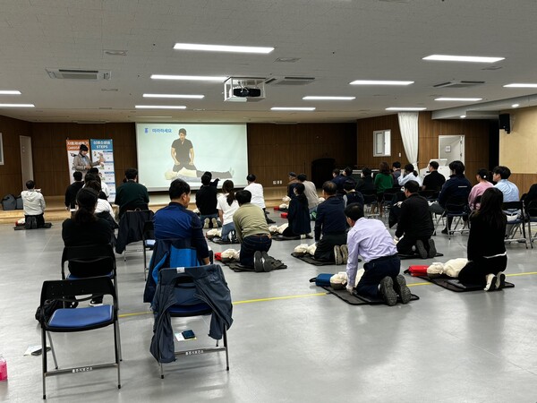 사진제공=충주시 / 자동심장충격기 관리책임자 대상 교육 실시