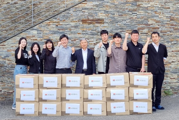 사진제공=호반그룹 / 근로자의 날을 맞아 협력사 근로자에 감사의 선물 전달 사진. 호반프라퍼티의 아브뉴프랑 협력사인 월드유니텍 임직원 모습