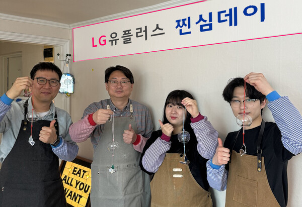 사진제공=LG유플러스 / LG유플러스가 고객 소통 프로그램 '찐심데이'를 통해 올해만 MZ 고객 1천 명을 직접 만날 계획이라고 밝혔다. 사진은 '찐심데이'를 통해 LG유플러스의 리더들이 대학생들과 함께 MZ 문화를 체험하는 모습.