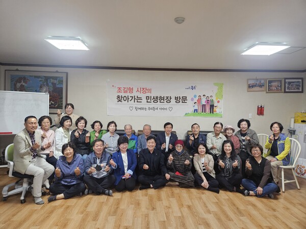 사진제공=충주시 / 조길형 충주시장이 민생현장을 방문해 기념사진을 촬영하는 모습