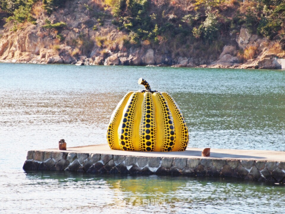 예술의 섬으로 유명한 나오시마 해안가에 있는 쿠사마 야요이 작품 노란호박 / 사진제공=GS샵