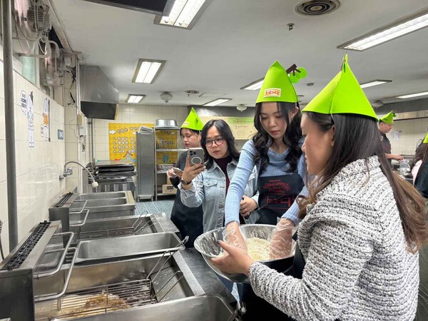 사진제공=BBQ / 인도네시아 치푸트라 대학교 학생들이 조리 실습을 하고 있는 모습