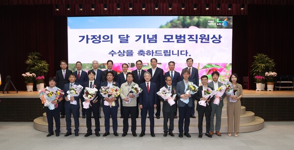 사진제공=농협 / 강호동 농협중앙회장(앞줄 왼쪽에서부터 6번째,가운데) 이 농협중앙회 본관에서 가정의 달 기념 모범직원 표창 수상자들과 기념사진을 찍고있다.