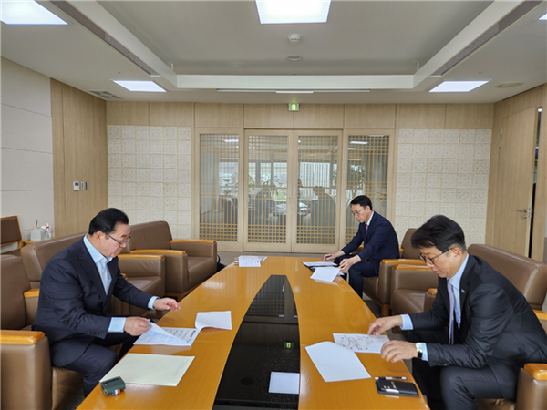 사진=이종배 의원실 / 정부 세종청사를 방문한 이종배 의원(좌측)