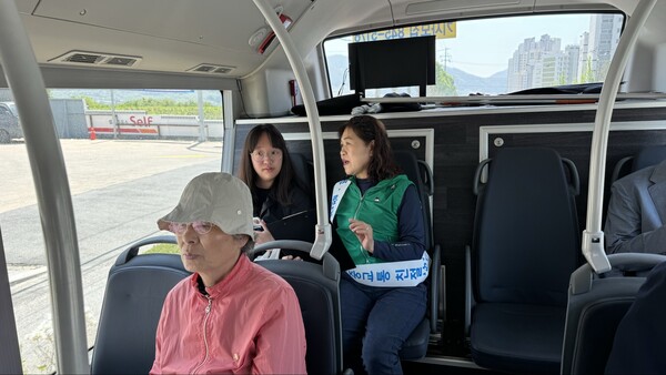 사진제공=충주시 / 시민평가단이 버스에 탑승해 평가하는 모습