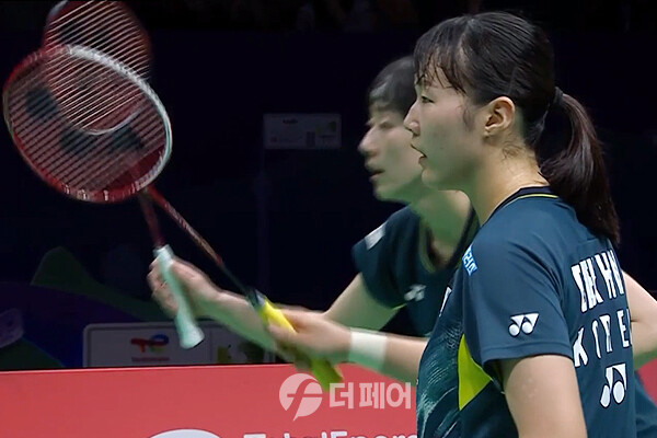 사진 제30회 세계여자단체배드민턴선수권대회 8강 2경기 1복식에서 승리를 거둔 백하나-이소희 경기 모습