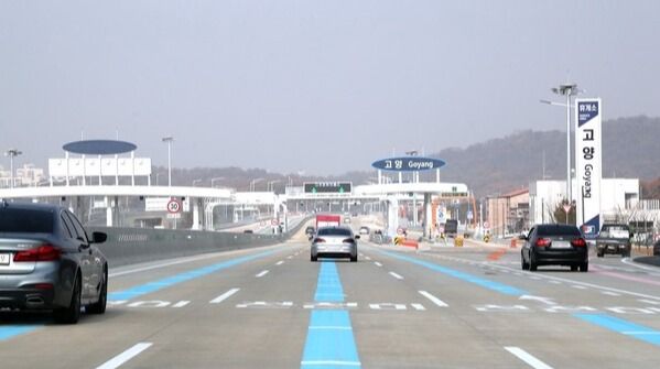 하늘색으로 칠해진 고속도로 차선 / 사진=연합뉴스