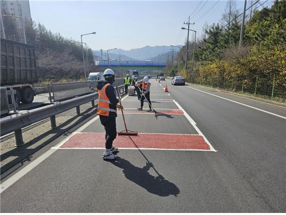 도로 유지보수공사 현장 / 사진제공=부산지방국토관리청