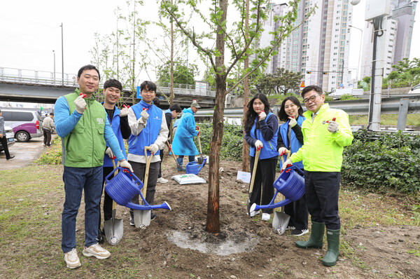 사진제공=동아쏘시오홀딩스 /정재훈 동아쏘시오홀딩스 사장(왼쪽 끝), 이필형 동대문구 구청장(오른쪽 끝)이 동아쏘시오그룹 직원들과 나무를 심은 후 기념촬영을 하고 있는 모습