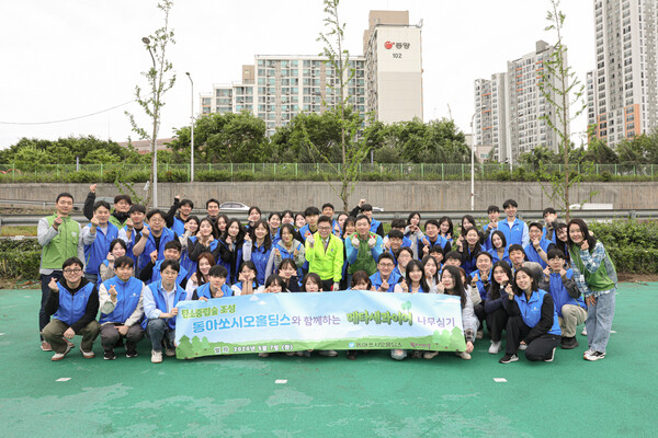 사진제공=동아쏘시오홀딩스 / 정재훈 동아쏘시오홀딩스 사장(왼쪽 끝), 이필형 동대문구 구청장(오른쪽 끝)이 동아쏘시오그룹 직원들과 나무를 심은 후 기념촬영을 하고 있는 모습 