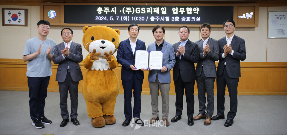GS리테일과 충주시 관계자들이 업무협약식을 마친 후 포즈를 취하고 있다(좌측부터 김선태 충주시 주무관, 정문구 충주시 홍보담당관, 충주씨 충주시 캐릭터, 조길형 충주시장, 오진석 GS리테일 부사장, 허치홍 GS리테일 전무 / 사진제공=GS리테일