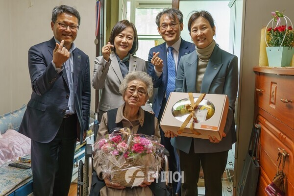 사진제공=LH / 어버이날 맞아 임대주택 어르신에 꽃바구니 전달 후 기념 촬영하는 모습