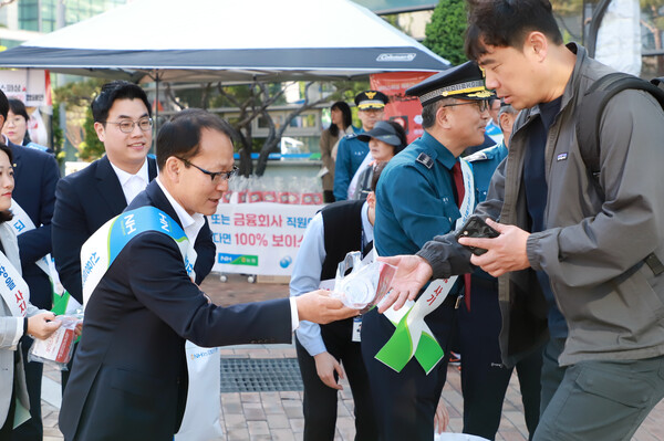 사진제공=농협 / 여영현 농협 상호금융대표이사가 8일 서울시 중구 서대문역 인근에서 출근길 시민에게 보이스피싱 예방법이 담긴 우리 농산물 꾸러미를 전달하고 있다.