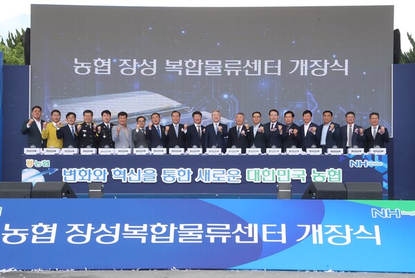 사진제공=농협 / 강호동 농협중앙회장(왼쪽11번째)을 비롯한 참석자들이 행사가 끝난 후 기념사진을 찍고 있다.(왼쪽 9번째부터 이개호 국회의원, 박창환 전남 정무부지사, 강호동 농협중앙회장)