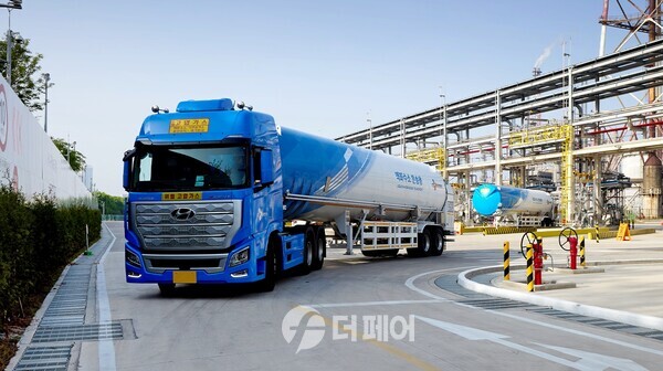사진제공=CJ대한통운 / CJ대한통운 트레일러가 SK E&S 액화수소플랜트에서 생산한 액화수소를 싣고 이동하는 모습