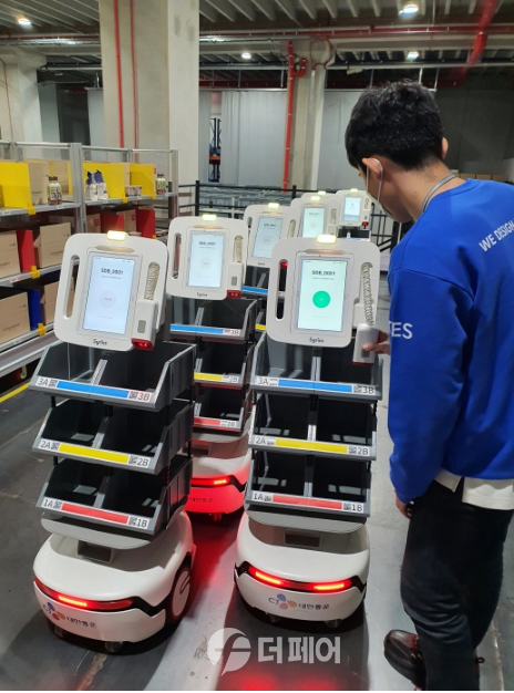 사진제공=CJ대한통운 / 최적 동선에 따라 상품을 자율 운반하는 ARM로봇 사진