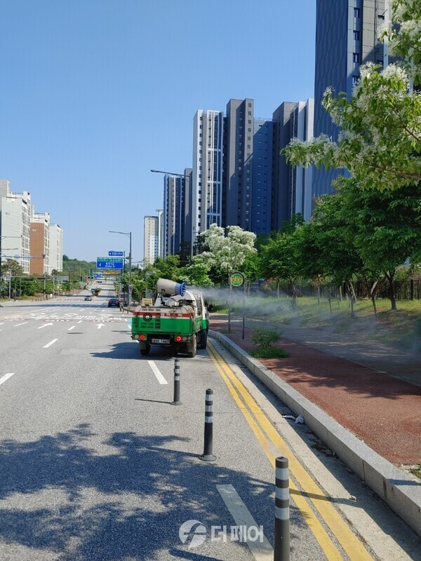 사진제공=충주시 / '러브버그' 발생 지역 집중방역 하는 모습