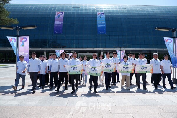 사진제공=동아쏘시오홀딩스 / 6.5km 걷기 캠페인 기념행사에서 대한당뇨병학회 및 당뇨병학연구재단 이사장 차봉수 교수(첫번째줄 왼쪽에서 첫번째), 대한당뇨병학회 회장 박태선 교수(첫번째줄 왼쪽에서 두번째), 동아에스티 김영설 부사장(두번째줄 오른쪽에서 5번째) 등 캠페인 관계자들이 기념사진을 촬영하고 있는 모습