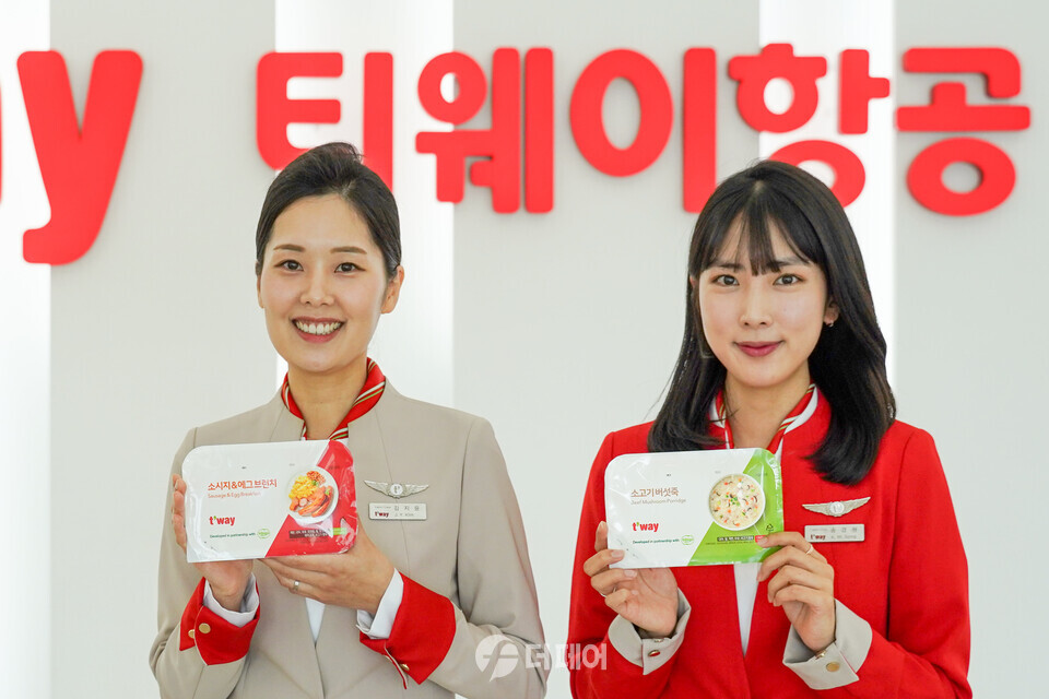 지난 3일 서울시 강서구 티웨이항공 항공훈련센터에서 진행된 업무협약식에서 티웨이항공 객실승무원들이 신규 간편 기내식을 소개하고 있다. / 사진제공=티웨이항공