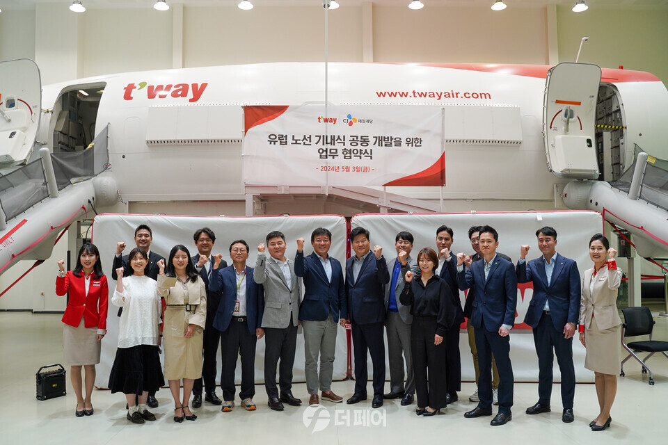 지난 3일 서울시 강서구 티웨이항공 항공훈련센터에서 진행된 업무협약식에서 티웨이항공과 CJ제일제당 임직원들이 기념 촬영하고 있다. / 사진제공=티웨이항공