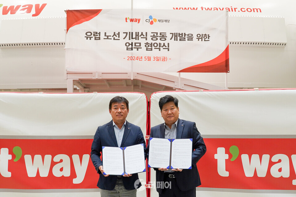 지난 3일 서울시 강서구 티웨이항공 항공훈련센터에서 진행된 업무협약식에서 김형이 티웨이항공 경영본부장(왼쪽)과 박충일 CJ제일제당 B2B사업본부장(오른쪽)이 기념 촬영하고 있다. / 사진제공=티웨이항공